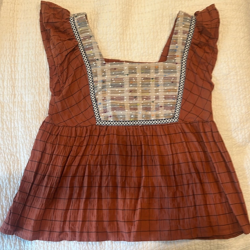 Entro rust flutter sleeve top. Small